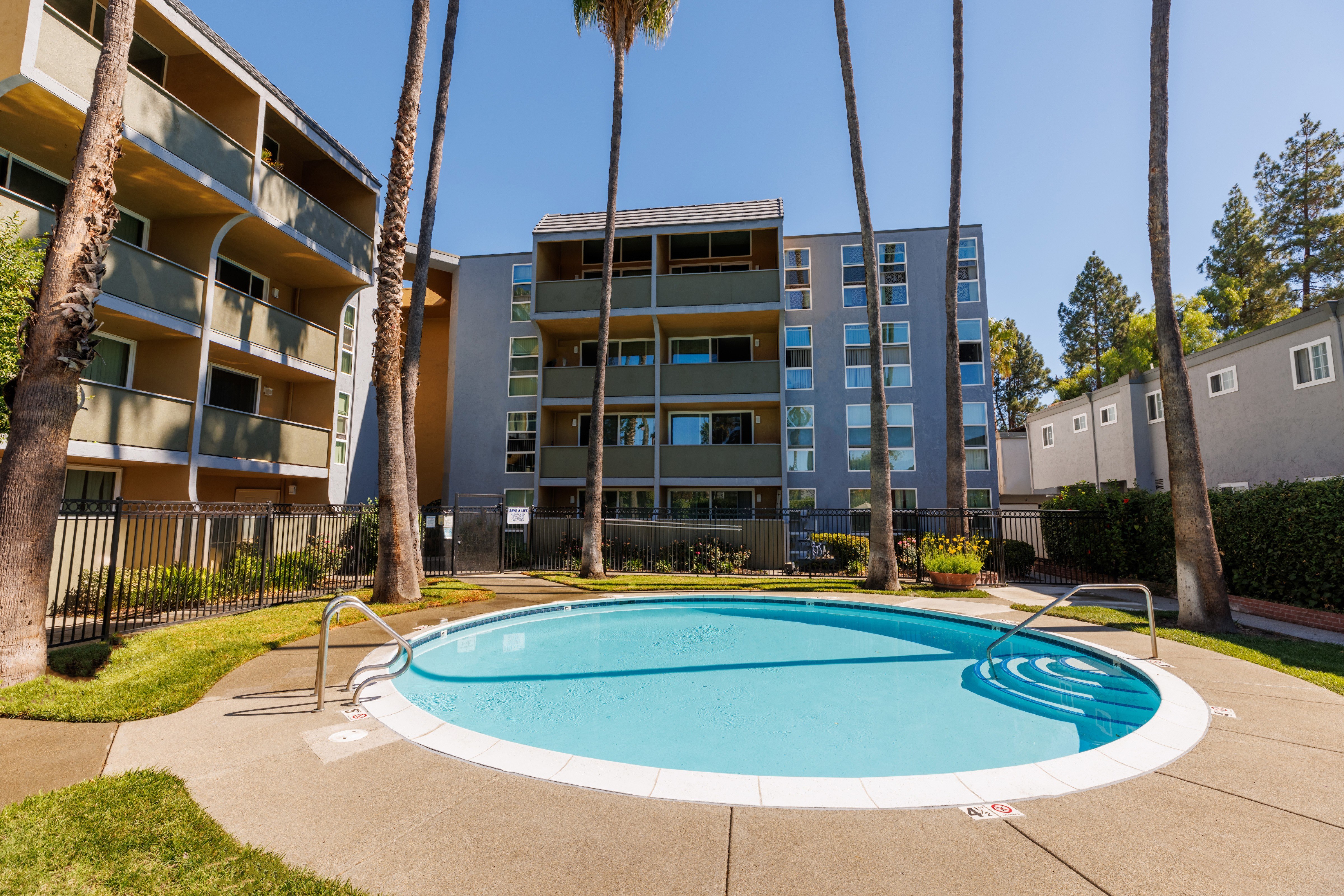 Lakeshore Apartments photo 4